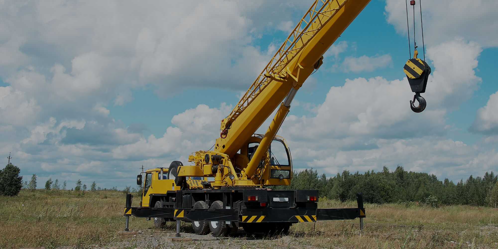 吊るす技術で家を支え、太陽の力で未来を創る。