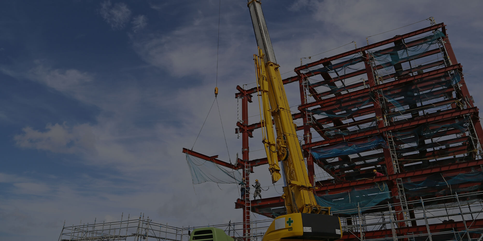 吊るす技術で家を支え、太陽の力で未来を創る。